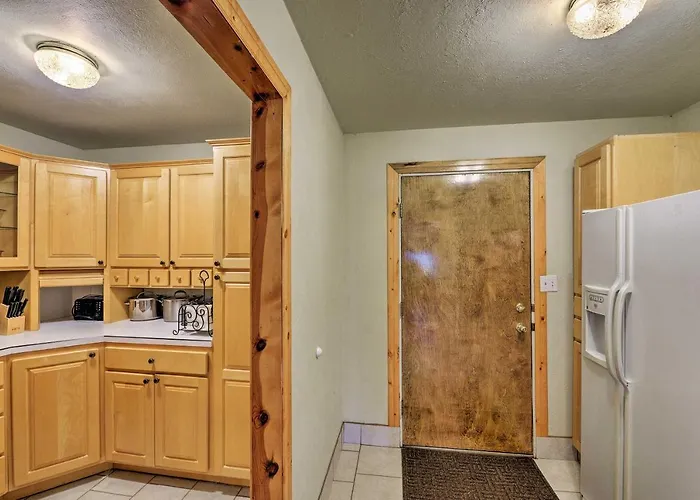 Kayaks & Views: Yellowstone River In Holiday home *